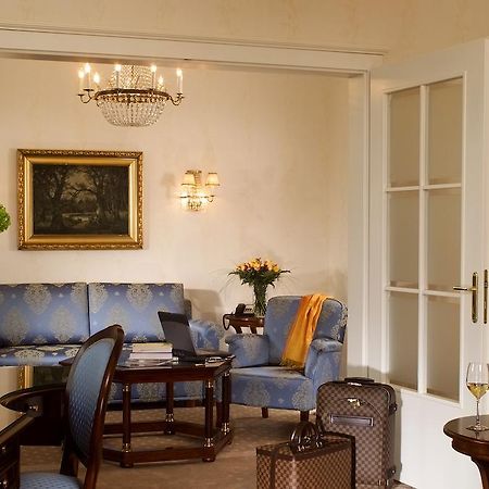 Hotel De France Wien Viena Interior foto A suite at the Hotel de Crillon