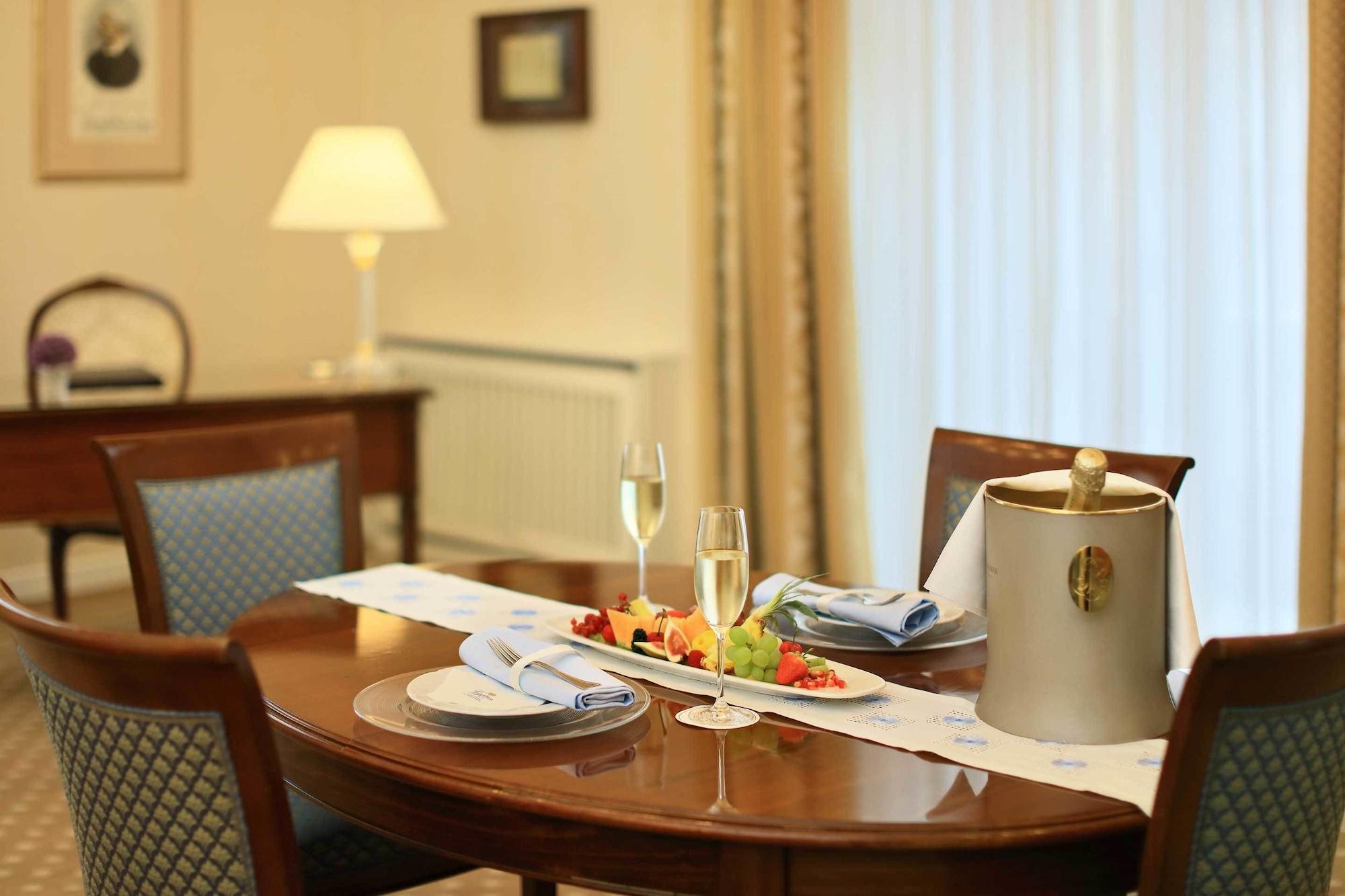 Hotel De France Wien Viena Exterior foto A table set for a meal