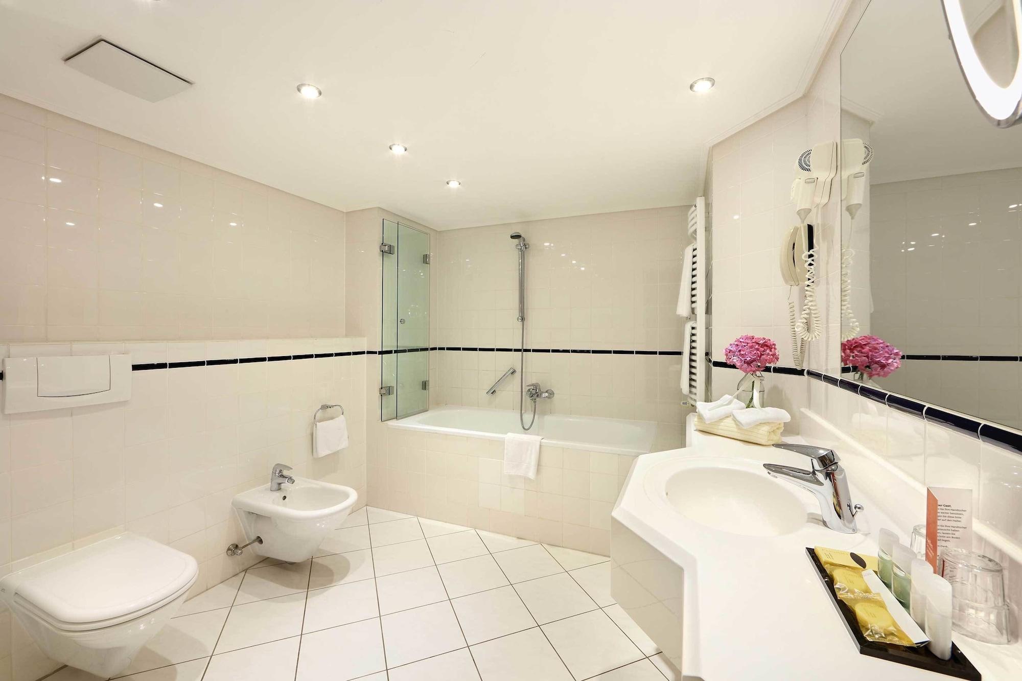 Hotel De France Wien Viena Exterior foto A modern bathroom