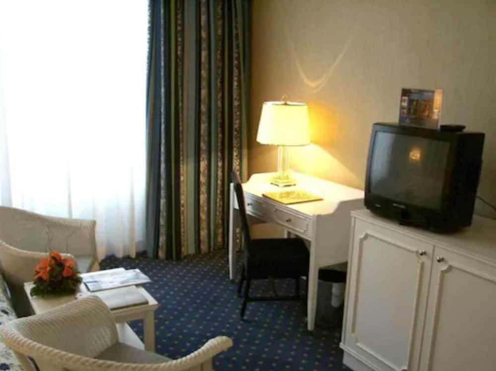 Hotel De France Wien Viena Exterior foto A typical hotel room