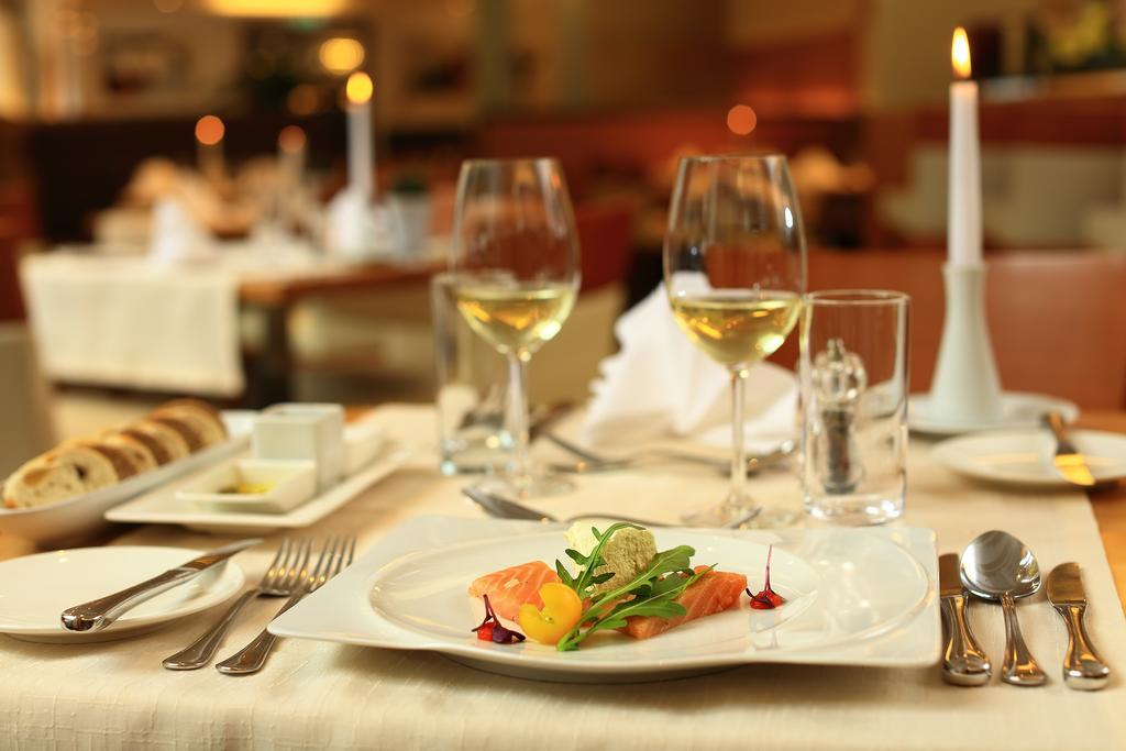 Hotel De France Wien Viena Exterior foto A restaurant table set for fine dining