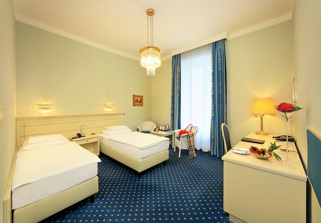 Hotel De France Wien Viena Quarto foto A typical hotel room