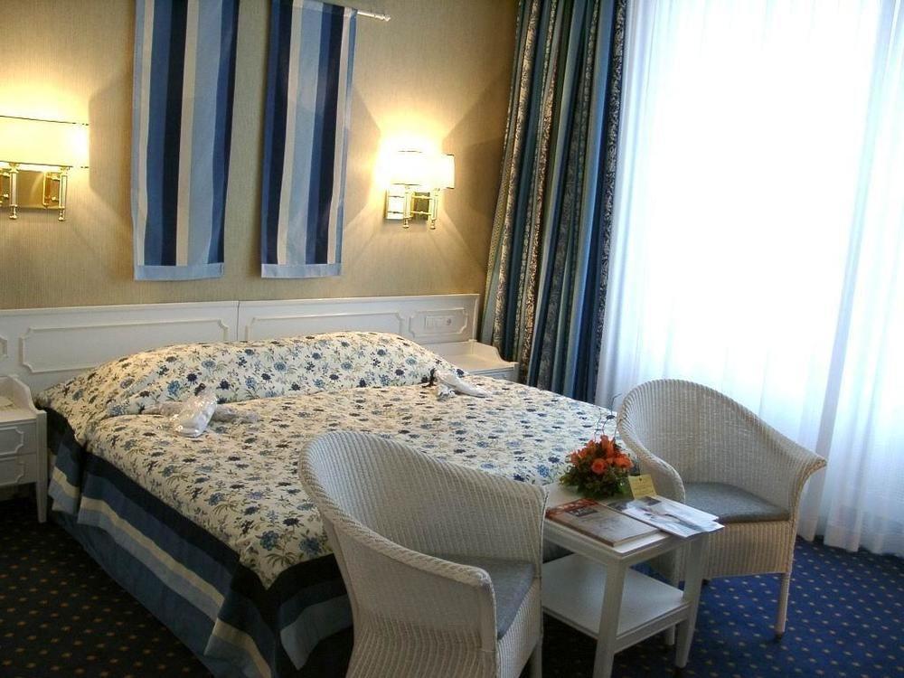 Hotel De France Wien Viena Exterior foto A typical hotel room