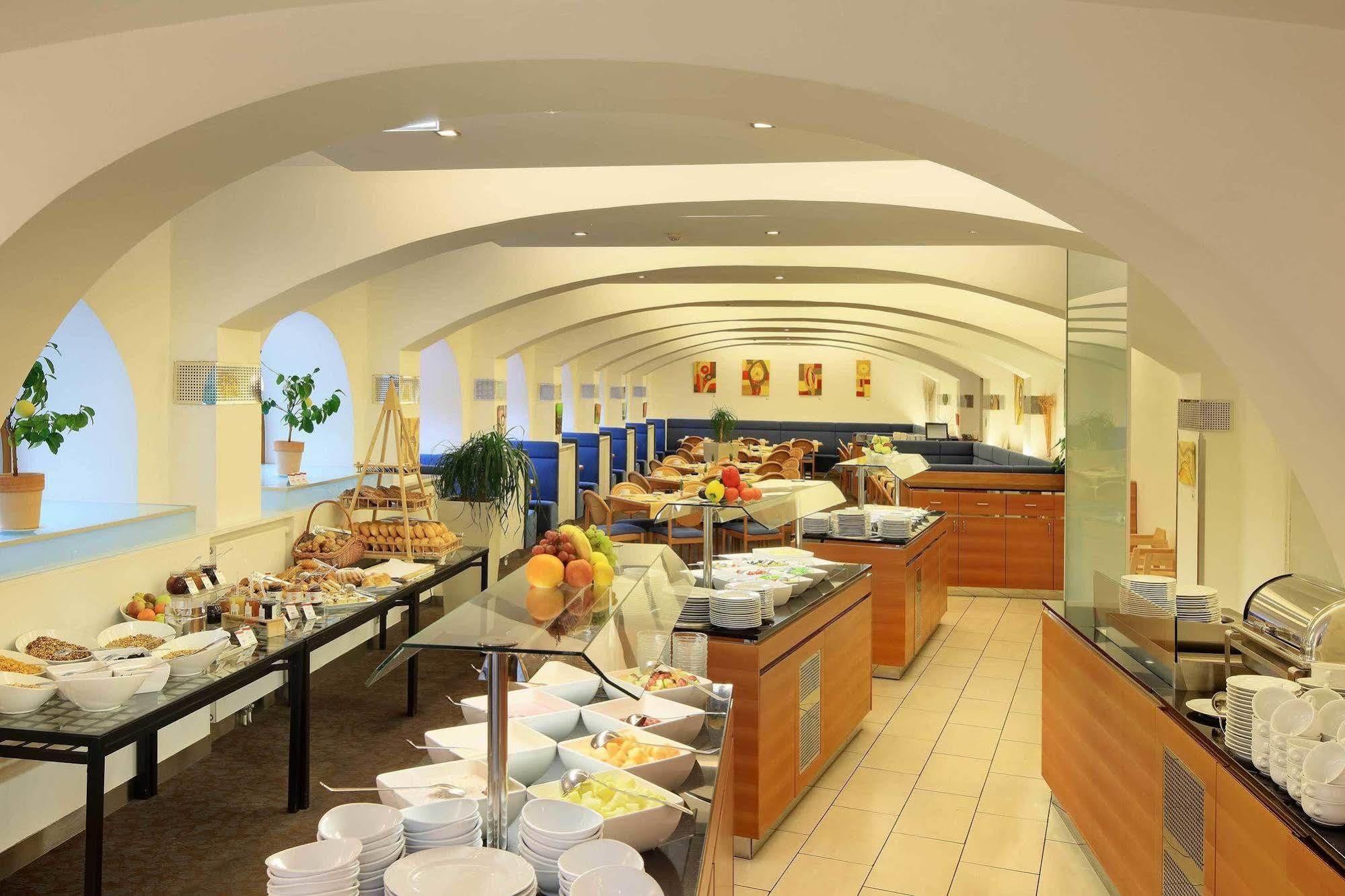 Hotel De France Wien Viena Exterior foto The buffet at the restaurant